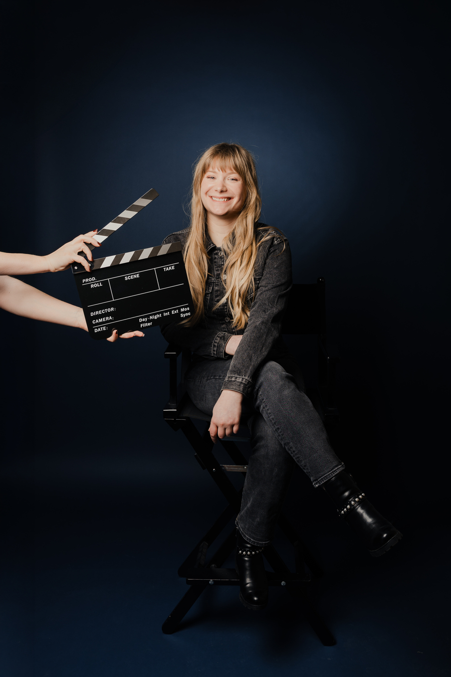 Zoé sur une chaise haute avec un clap devant elle | © Lucile Dizier