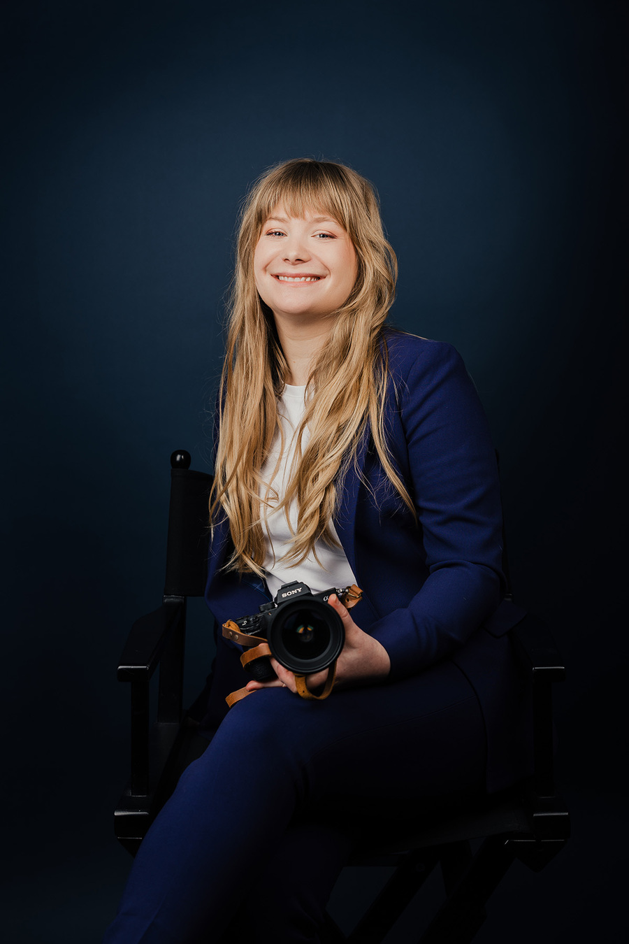 Assise sur une chaise haute avec son matériel de photographie | © Lucile Dizier