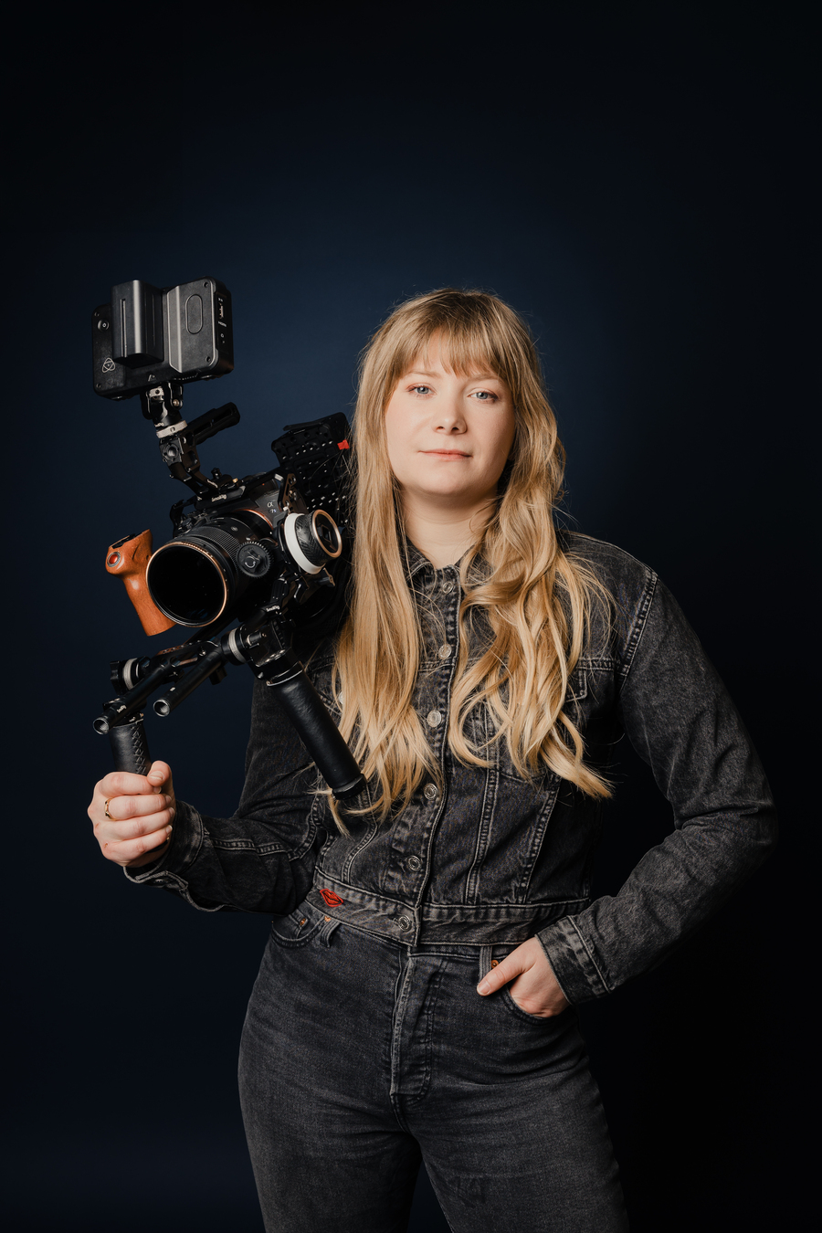 Zoé posant avec sa caméra à l'épaule | © Lucile Dizier